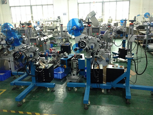 平面貼標(biāo)機-全自動雙側(cè)平面貼標(biāo)機設(shè)備實拍圖