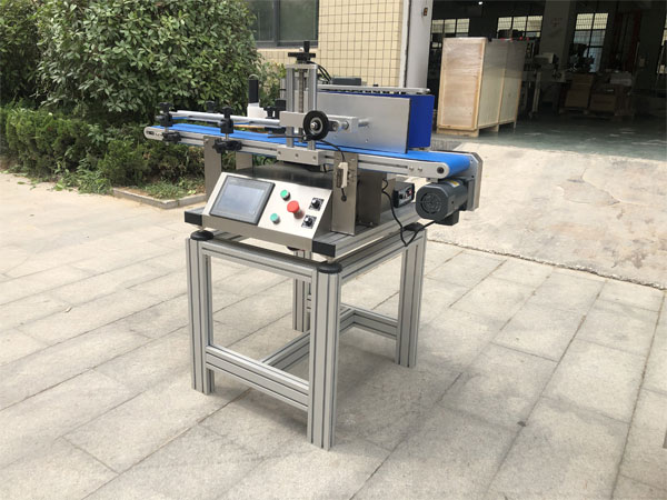 平面貼標機-全自動雙側(cè)平面貼標機設(shè)備實拍圖